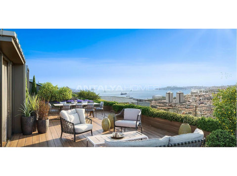 Sea View Property with Spacious Design in Istanbul Besiktas - דיור