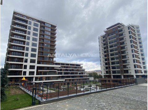 Spacious Flats with Garden Balconies in Ümraniye İstanbul - ハウジング