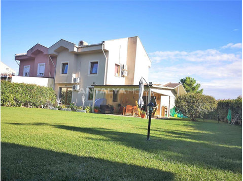 Villa in a Complex with Rich Facilities in Sariyer Istanbul - דיור