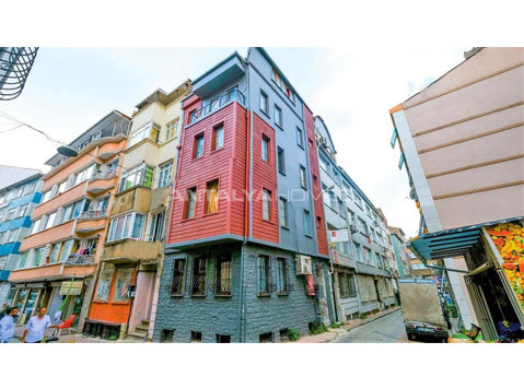 Whole Building with 6 Furnished Flats in Fatih - اسکان