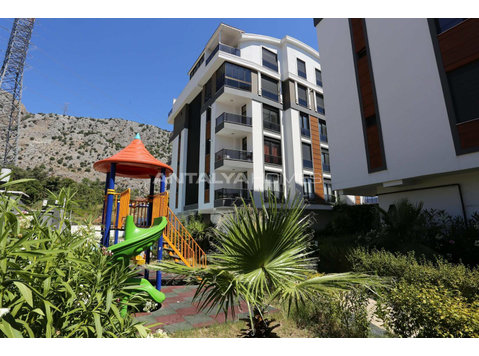Apartment in a Complex with Pool and Parking Lot in Antalya - Locuinţe