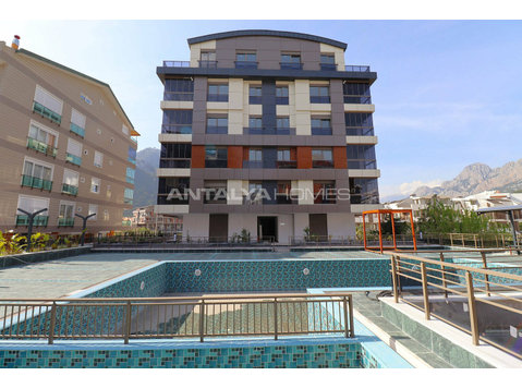Apartments in a Complex with a Pool in Konyaalti Sarisu - ハウジング