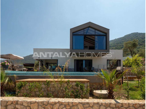 Award-Winning Design Villa with Sea View in Antalya Kas - Asuminen