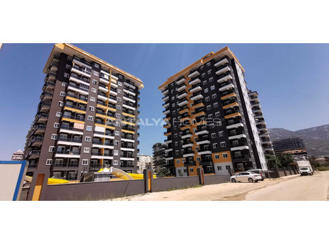 Central Flats 300 mt to the Sea in Mahmutlar Alanya - Housing