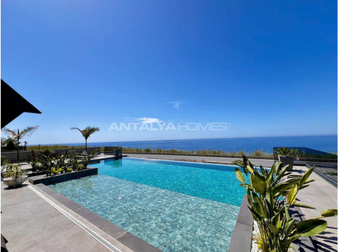 Flat with Private Garden Space on Seafront in Alanya… - Asuminen