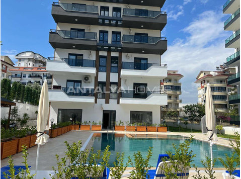 Flats in a Complex with Pool and Security in Alanya - Locuinţe