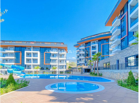 Flats in a Secure Complex with Swimming Pools in Kestel… - Barınma