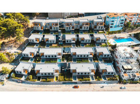 Luxe Detached Houses Within Walking Distance of the Sea in… - Housing