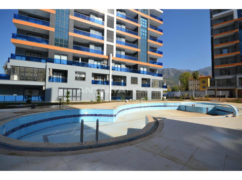 Luxe Real Estate in a Project with Pools in Mahmutlar Alanya - Смештај