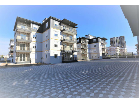 Luxe Real Estate in the Complex with Basketball Court in… - 房屋信息