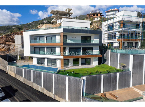 Luxurious Villas with Stunning Sea Views in Alanya - Housing