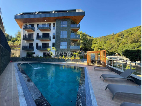 Luxury Real Estate with Swimming Pool in Alanya Center - Housing