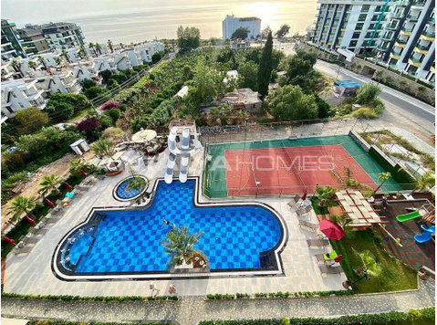Modern Apartments with Swimming Pools in Alanya Kargicak - Asuminen