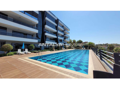 Sea-View Chic Apartment in a Luxury Complex in Alanya - Смештај
