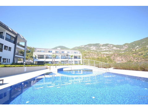 Sea and City-View Apartment in Alanya Tepe - דיור