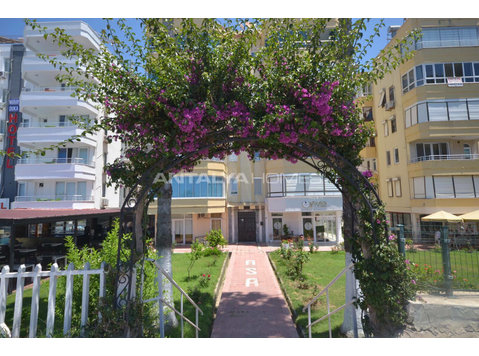 Seafront Apartment with Prime Location in Alanya - Bostäder