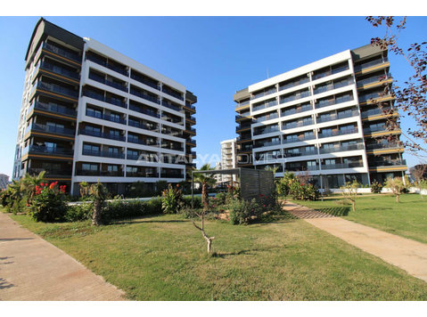 Spacious Flats in a Project with Pool in Altıntaş Antalya - Смештај