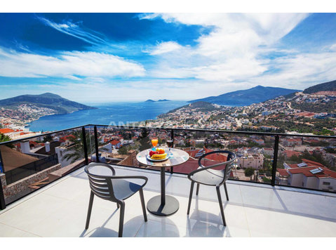 Stylish Villa with Uninterrupted Sea View in Kalkan - Bolig