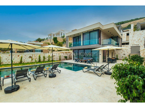 Villa with Garden and Swimming Pools in Antalya Kalkan - Locuinţe