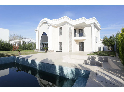 Villas with Spacious Garden and High-Ceiling in Antalya… - Housing