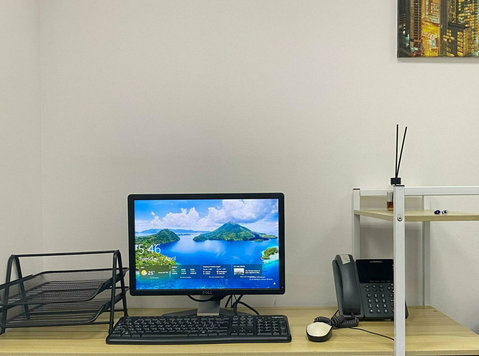 sharing office desk for rent available - Офис/коммерческие помещения