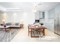 Dubai Retreat: Modern Sophisticated Luxury Apartment - Apartments