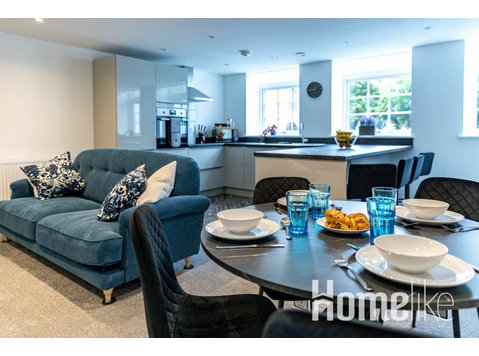 Stylish & Contemporary 2-Bedroom House in Worksop - Apartments
