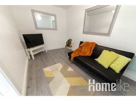 Bright and Spacious Contractor House - דירות