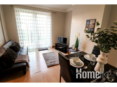 Cosy House with Free Off Street Parking - Apartamente
