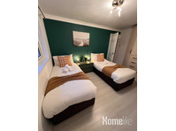Elegante apartamento de 3 dormitorios en Luton - Pisos