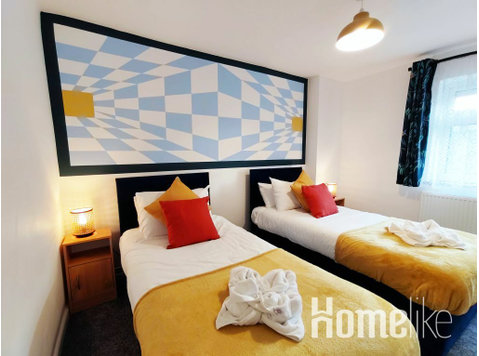 Apartamento moderno de 2 dormitorios cerca de la ciudad - Pisos