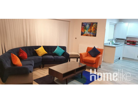 Spacious apartment in  Brentwood - דירות