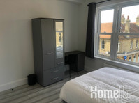 Extra grote privékamer met tweepersoonsbed in het hart van… - Woning delen