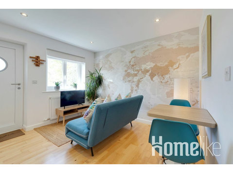 49A Byron Square Modern and Spacious 1 Bed Terrace with… - Korterid