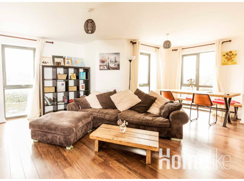 Beautiful and New Home for 5 in West Cambridge - דירות