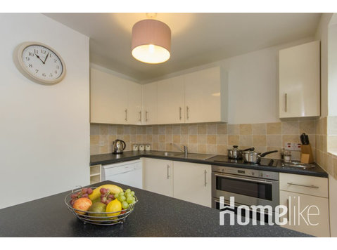 Cute one-bedroom apartment in Church End - דירות