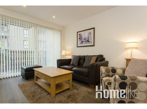 Two bedroom apartment with parking in Cambridge - شقق