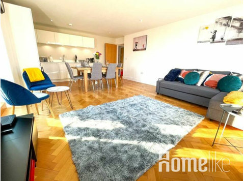 Beautiful Apartment In The Heart of Chelmsford - דירות