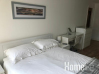 1 Bed Apartment with Quay View and Parking - شقق