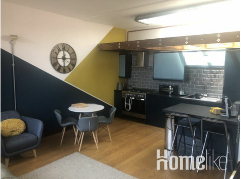2 Bed 1 Bath Apartment in Town Centre - with parking - 公寓
