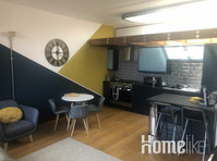 2 Bed 1 Bath Apartment in Town Centre - with parking - Leiligheter