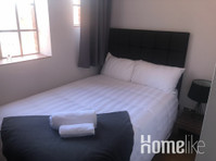 2 Bed 1 Bath Apartment in Town Centre - with parking - Апартаменти