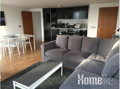 2 Bed Apartment with Quay View and Parking - 아파트