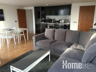 2 Bed Apartment with Quay View and Parking - Mieszkanie