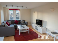 2 Bedroom serviced apartment in town centre with parking - 아파트