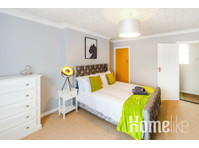 Large four-bedroom home in Ipswich - Apartamente