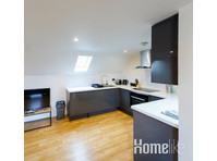 Modern Comfort: 2BR Flat w/ Free Parking in Oadby - Apartments