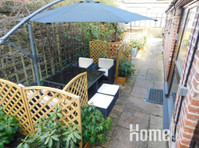 2BR Apartment with inner Courtyard - Asunnot