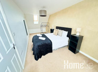 Luxury 3 Bed House - 2 FREE Parking Spaces - Airport - Apartman Daireleri