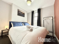 Spacious 4 Bed House FREE Parking, offering individual Room… - 아파트